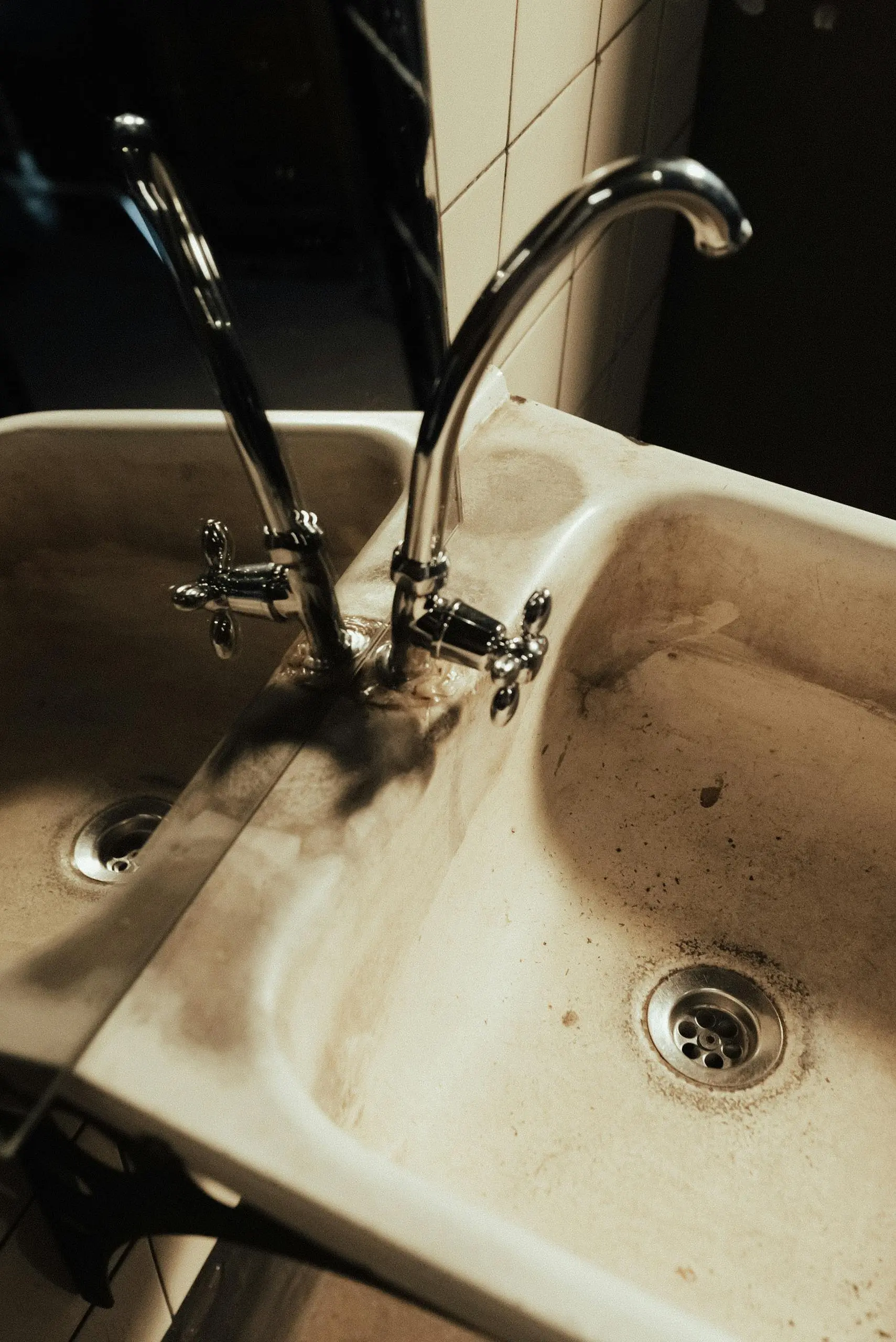 Bathroom sink with faucet and mirror